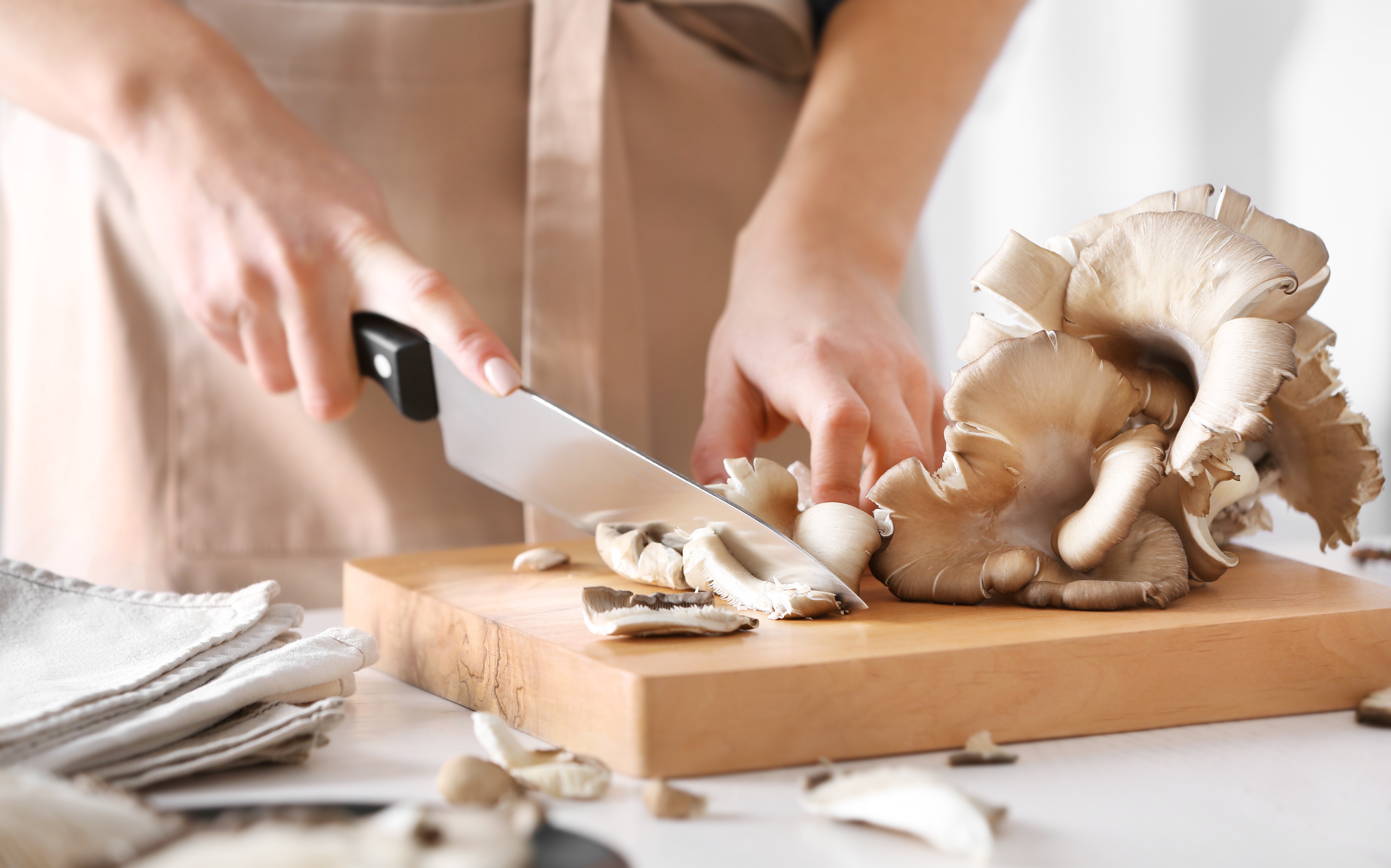 SlicingOysterMushrooms