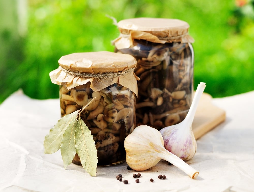 Marinating mushrooms in oil